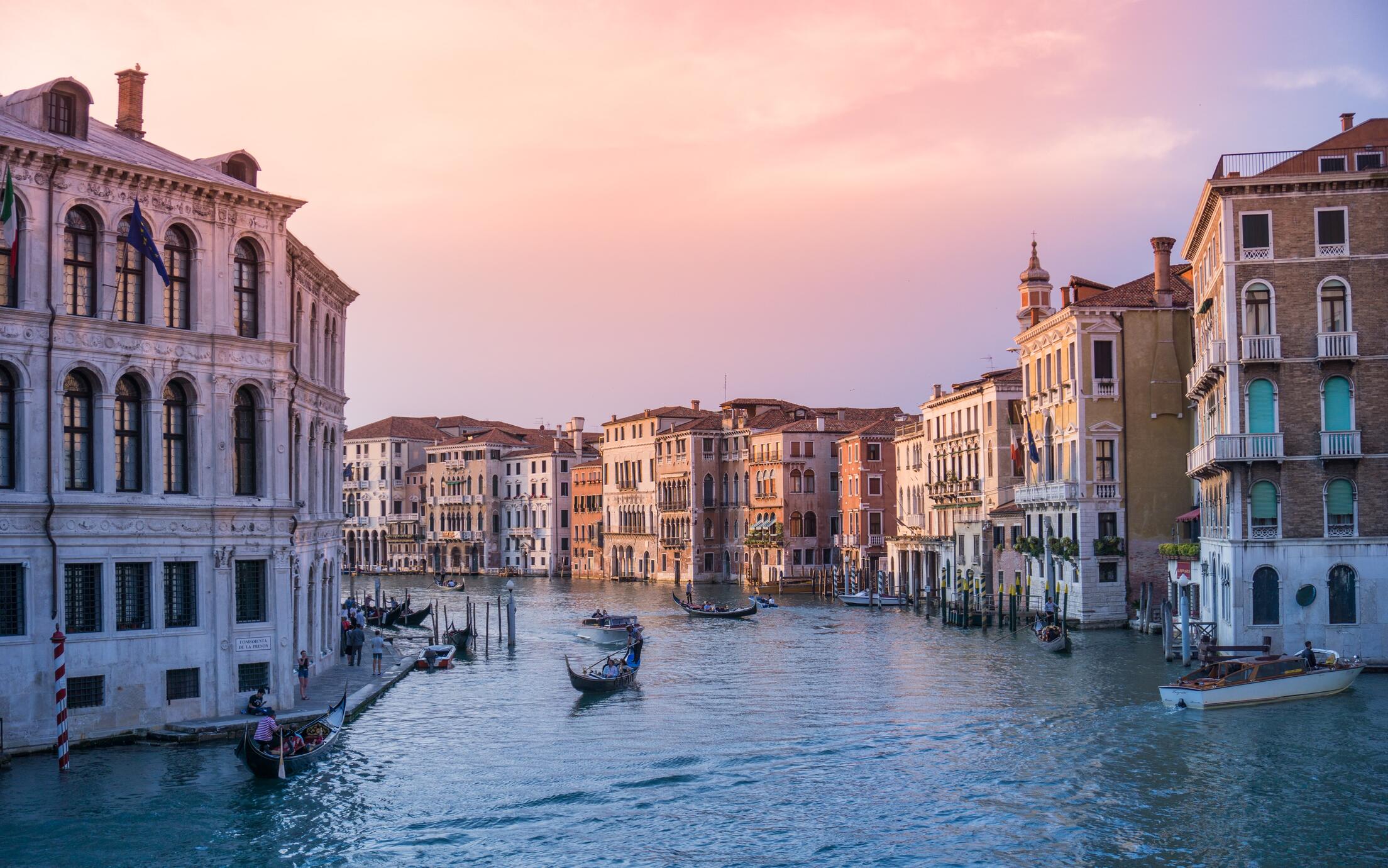 A picture of the canals of Venice at dusk.